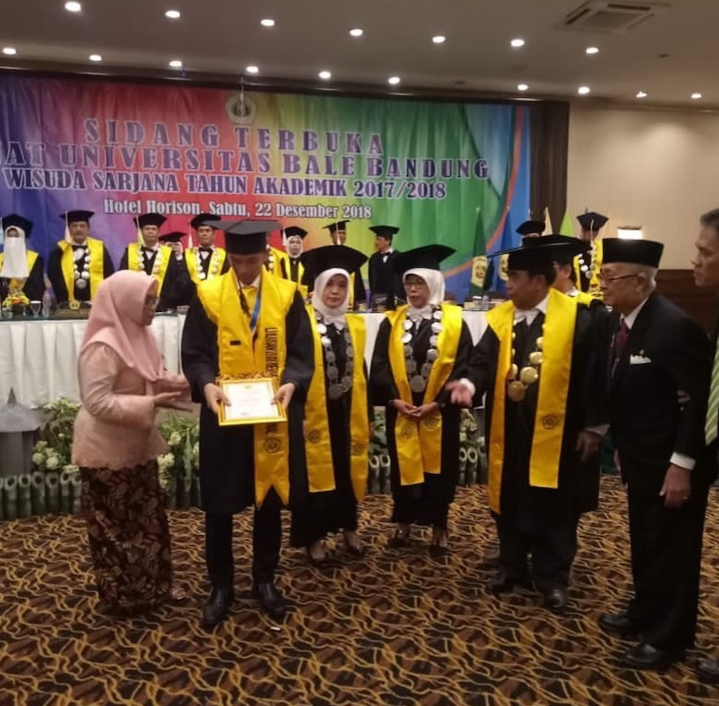 Read more about the article Penyerahan Penghargaan Fajar Alfian Wisudawan Berprestasi Bidang Olah Raga Bulutangkis di acara Prosesi Wisuda